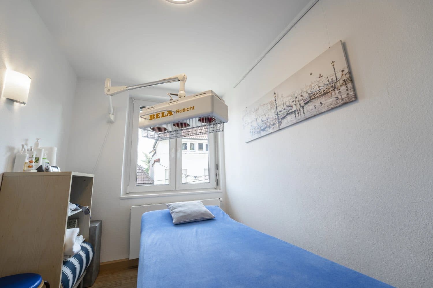 Behandlungsraum mit Rotlicht
